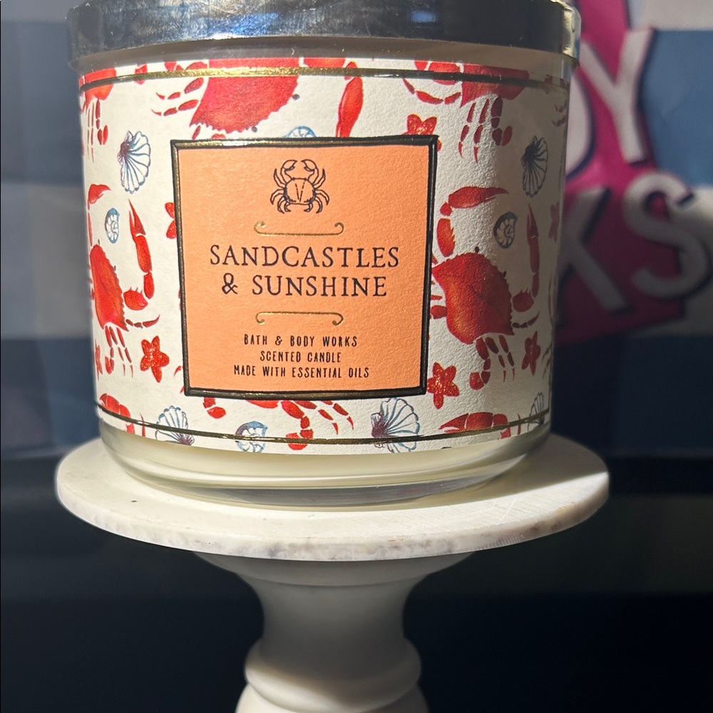 Bath & Body Works Sandcastles & Sunshine Candle with Red and Blue Accents